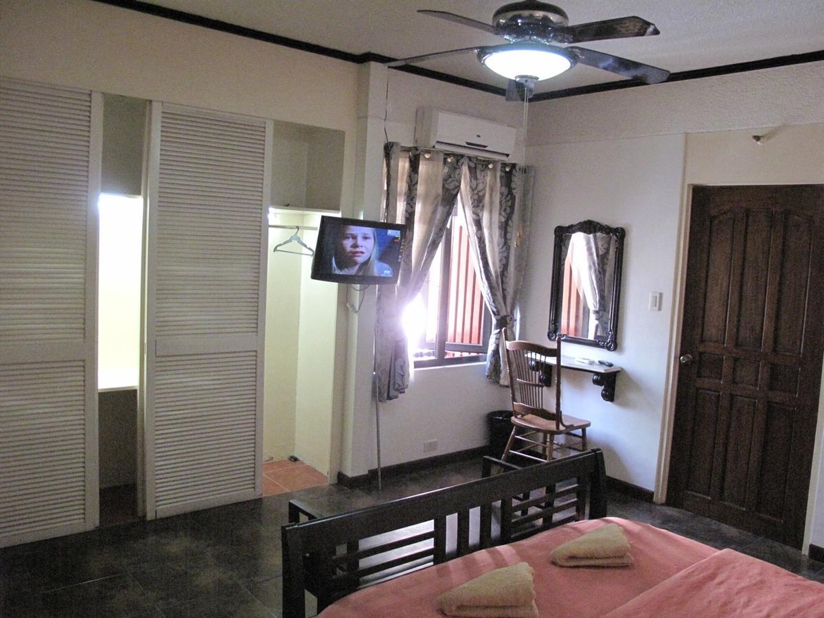 Makati Suites At Travelers Inn Makati City Esterno foto