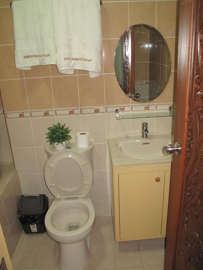 Makati Suites At Travelers Inn Makati City Esterno foto