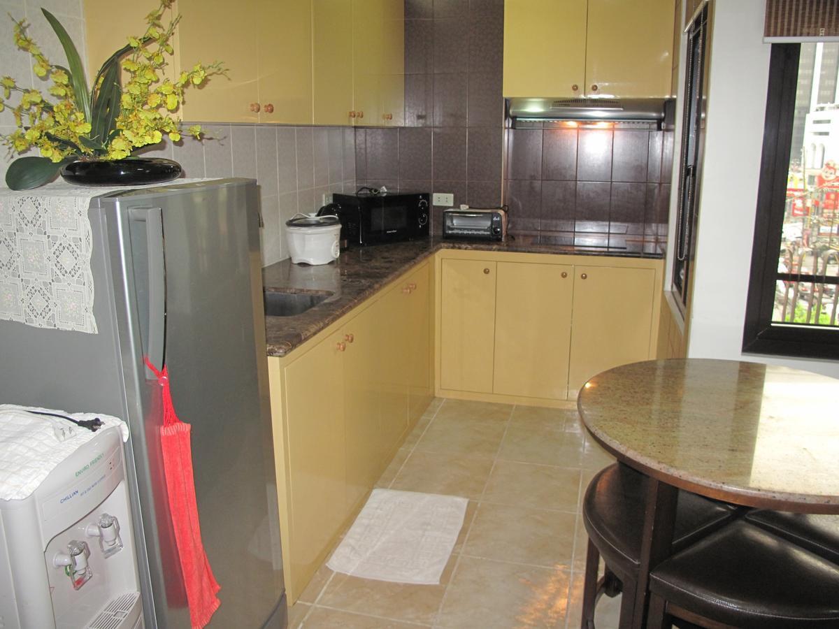 Makati Suites At Travelers Inn Makati City Esterno foto