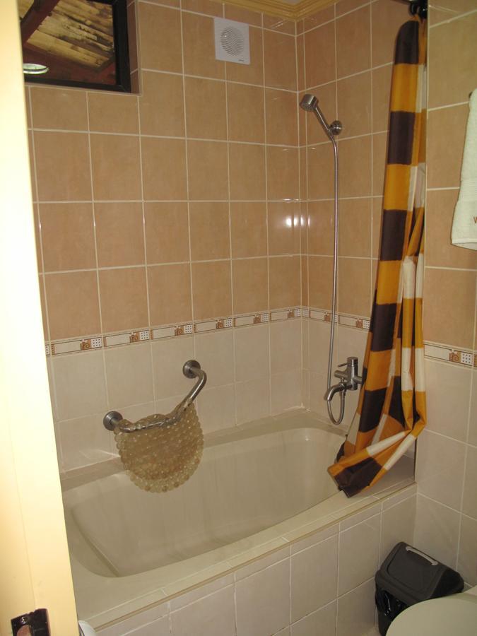Makati Suites At Travelers Inn Makati City Esterno foto