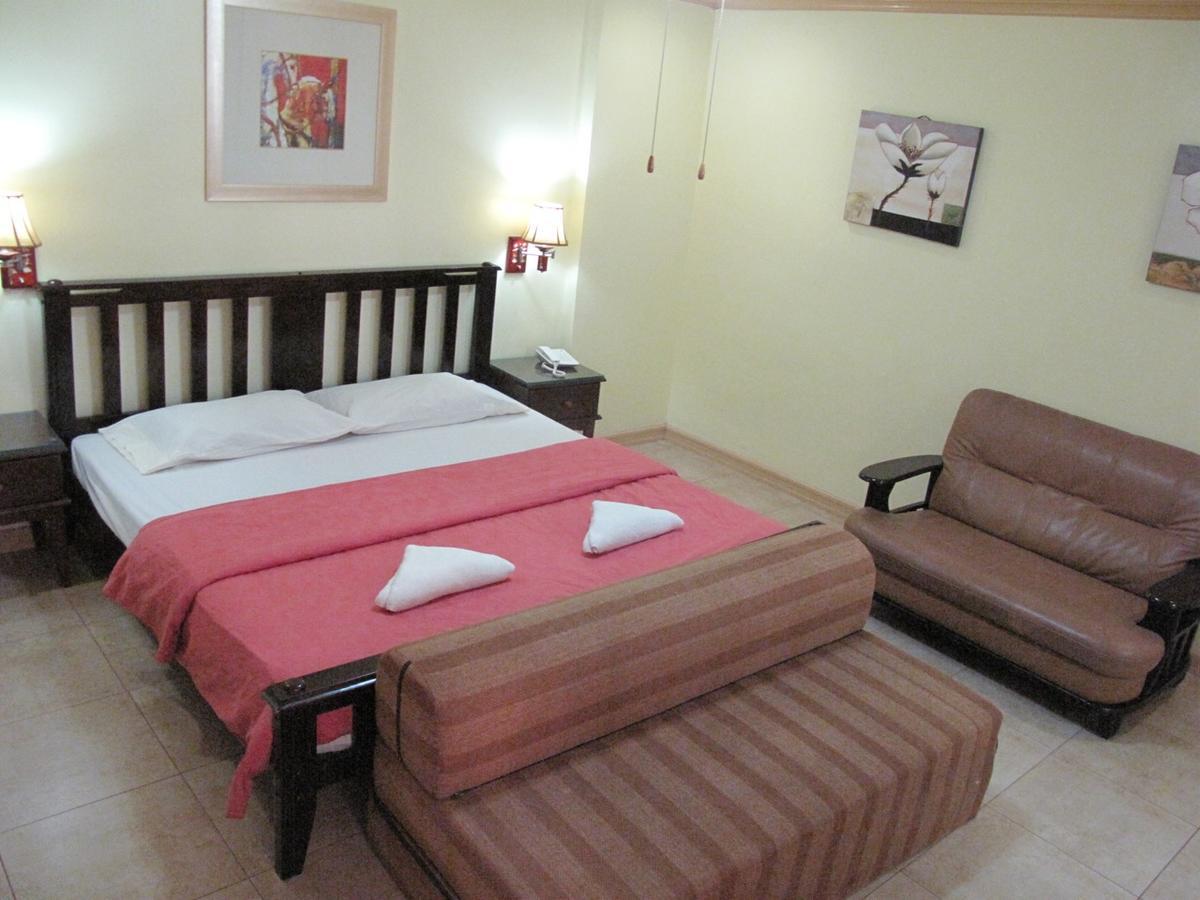 Makati Suites At Travelers Inn Makati City Esterno foto
