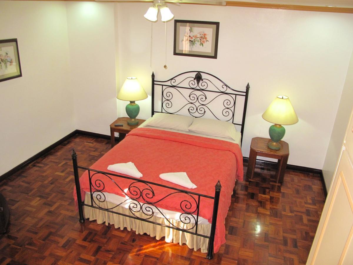 Makati Suites At Travelers Inn Makati City Esterno foto