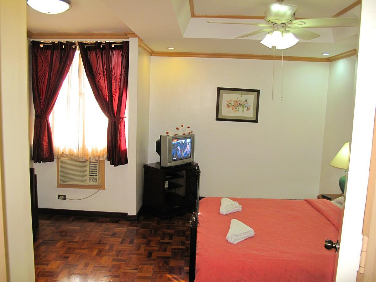 Makati Suites At Travelers Inn Makati City Esterno foto