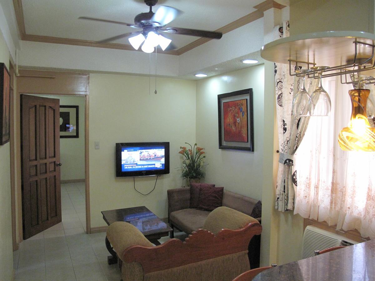 Makati Suites At Travelers Inn Makati City Esterno foto