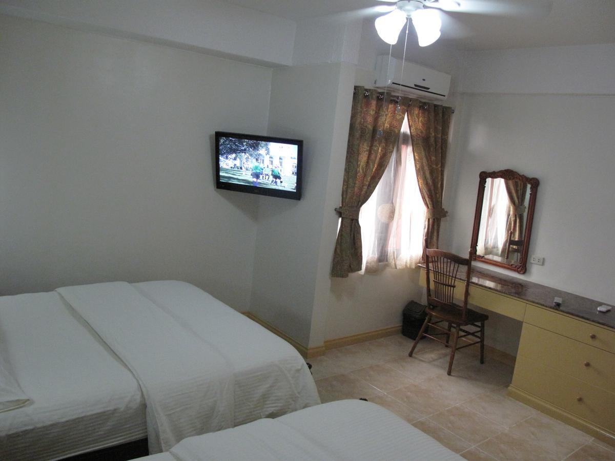 Makati Suites At Travelers Inn Makati City Esterno foto
