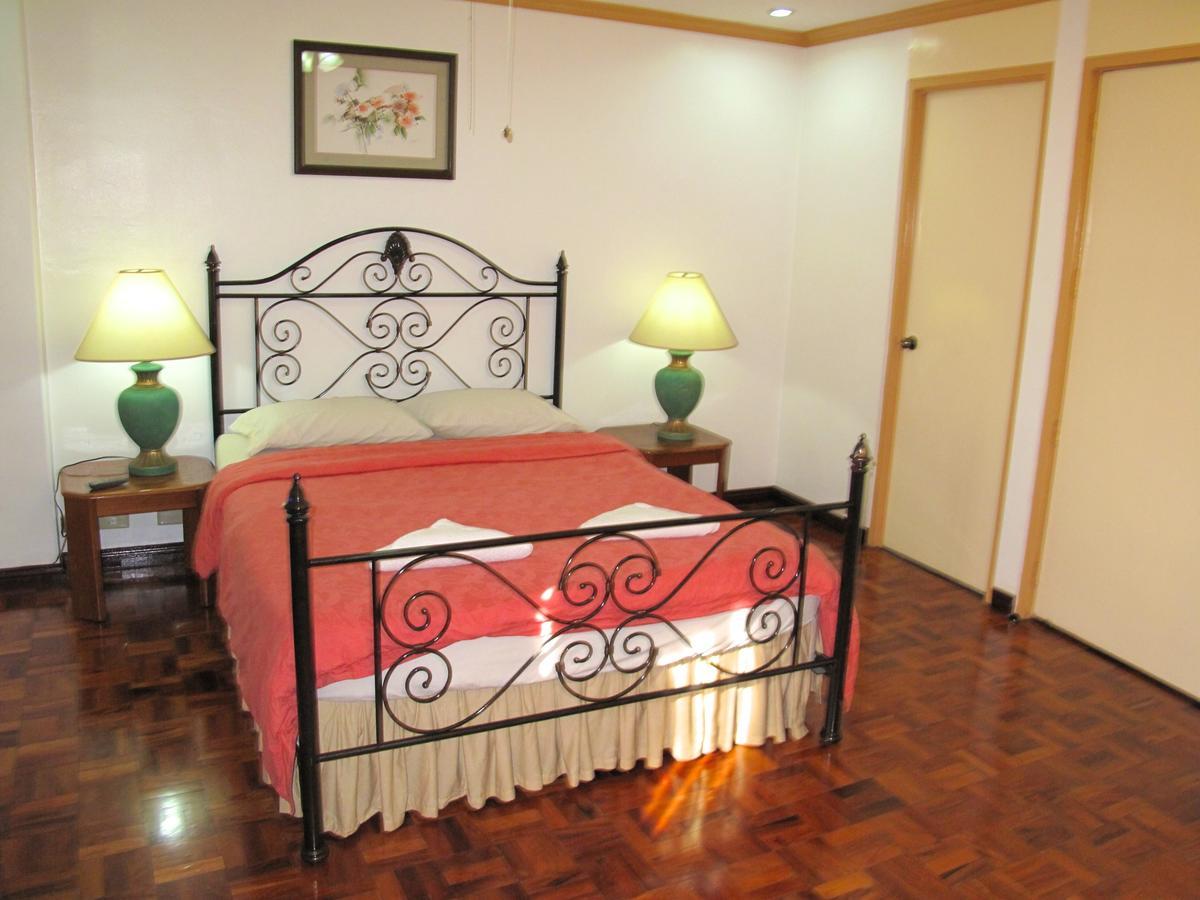 Makati Suites At Travelers Inn Makati City Esterno foto