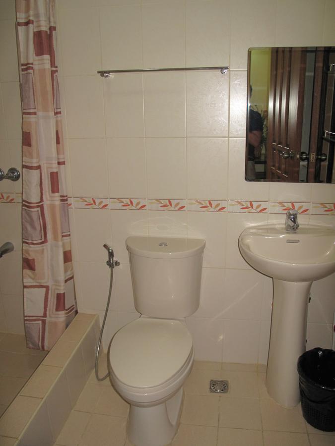 Makati Suites At Travelers Inn Makati City Esterno foto