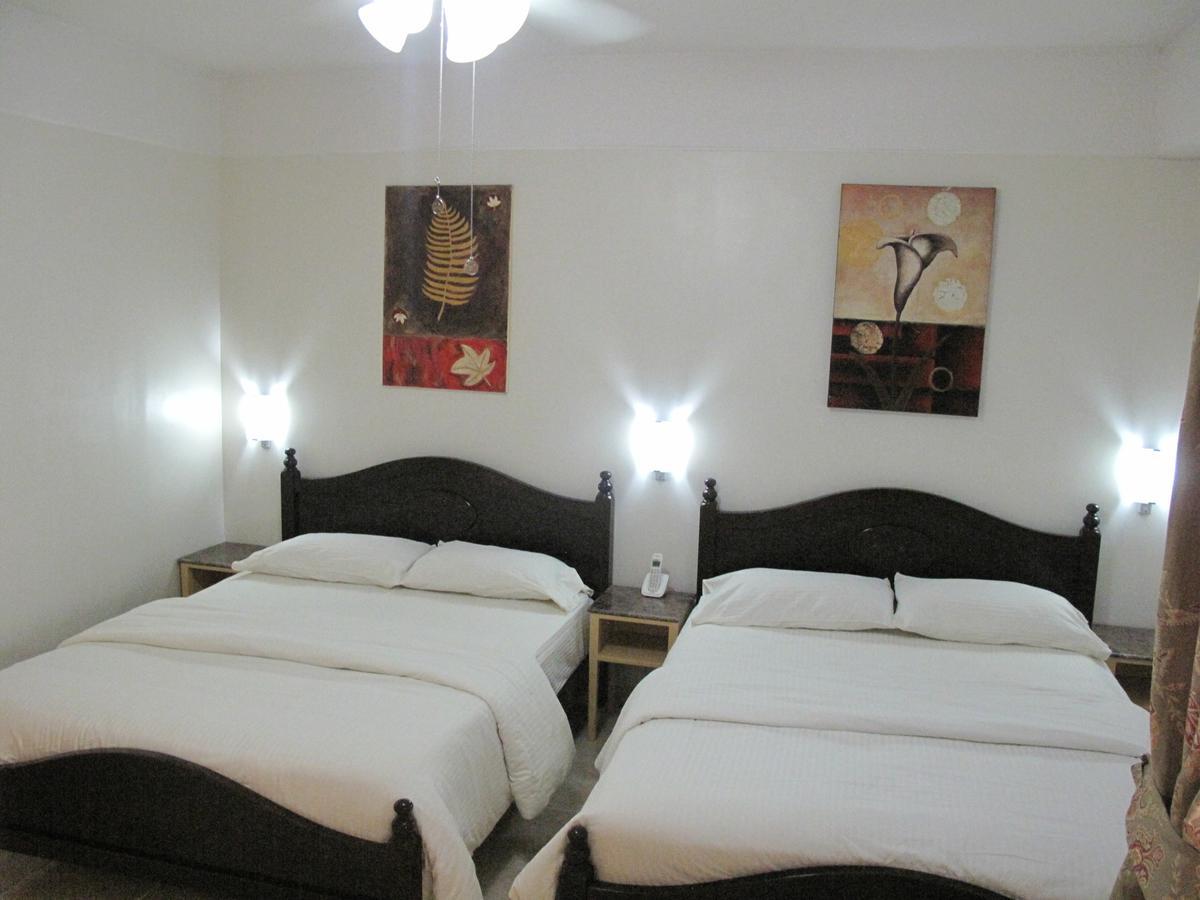 Makati Suites At Travelers Inn Makati City Esterno foto