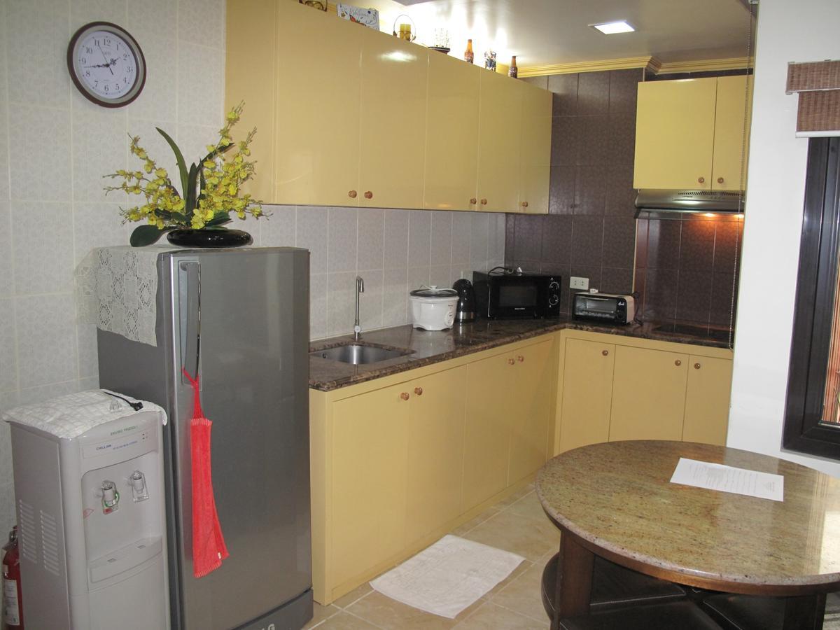 Makati Suites At Travelers Inn Makati City Esterno foto