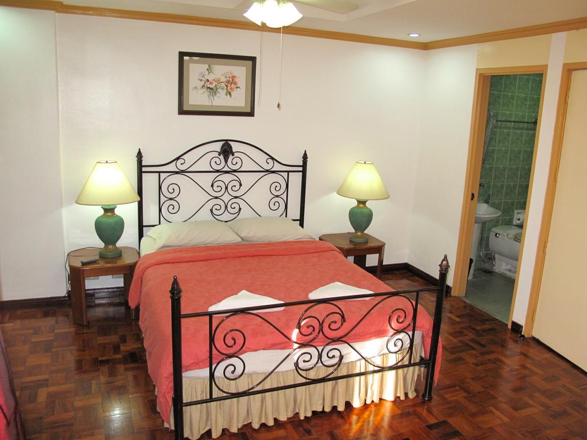 Makati Suites At Travelers Inn Makati City Esterno foto