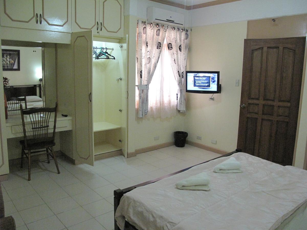 Makati Suites At Travelers Inn Makati City Esterno foto