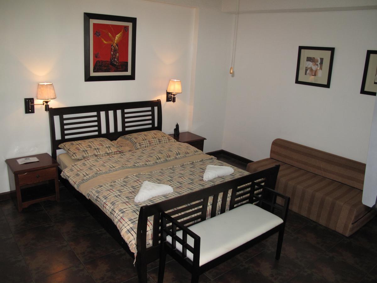 Makati Suites At Travelers Inn Makati City Esterno foto
